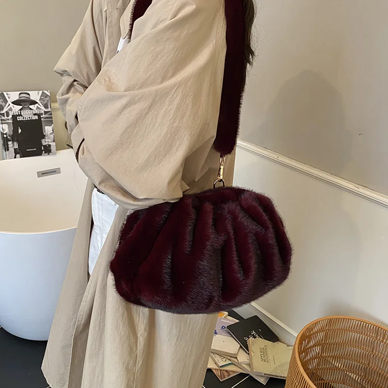 جديد مريح تنوعا الملمس حقيبة صغيرة المرأة الشتاء رقيق سحابة حقيبة كروسبودي الرجعية فروي التنقل حقيبة التخزين