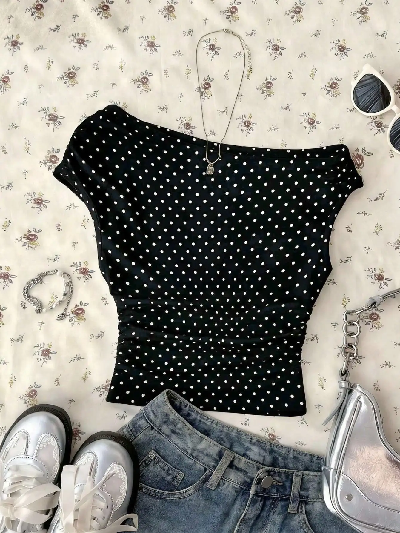 Damen One-Shoulder Crop Top mit kurzen Ärmeln und seitlicher Raffung, schmal geschnitten, Sommer 2026, Gothic Streetwear, einfarbig Schwarz, schulterfrei, für Ausgeh-Looks – Detail 3