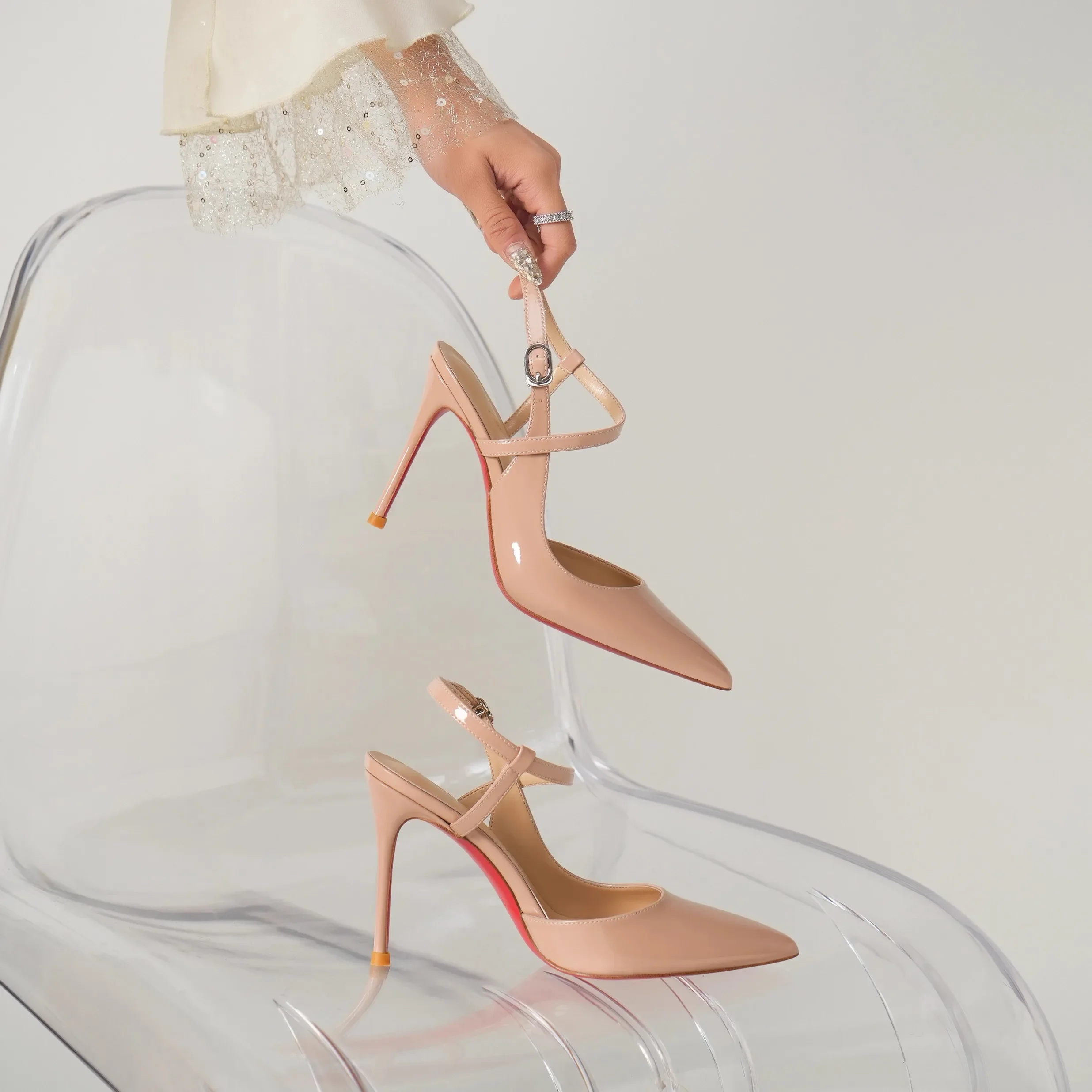 

Новые цельные профессиональные туфли на высоком каблуке с универсальным темпераментом и сексуальными тонкими женскими туфлями, лакированная кожа телесного цвета.