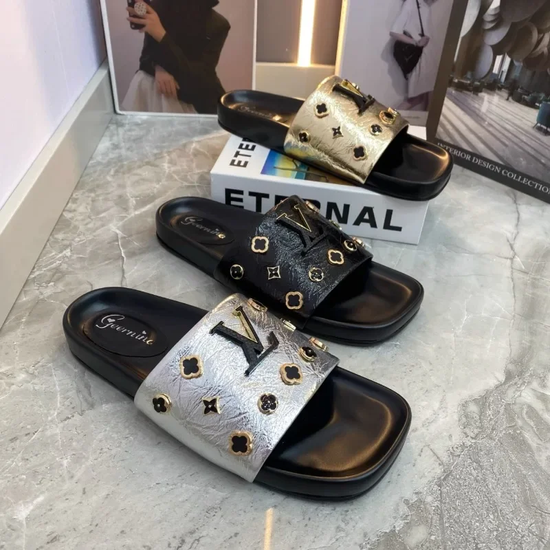 

Женские кожаные роскошные тапочки на толстой подошве, новинка лета 2024, модные брендовые удобные сандалии на плоской подошве для женщин, женские шлепанцы