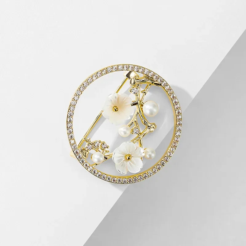 새로운 중국 스타일의 코사지 여성 중공 껍질 매화 꽃 브로치 기질 복고풍 안티 라이트 핀 정장 액세서리