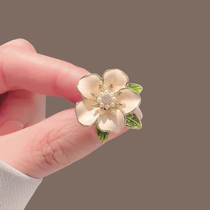 Fashion Trend Unique Design Lapel Pins Elegant Exquisite Luxury Camellia Pearl Brooches Female Jewelry Party Gifts