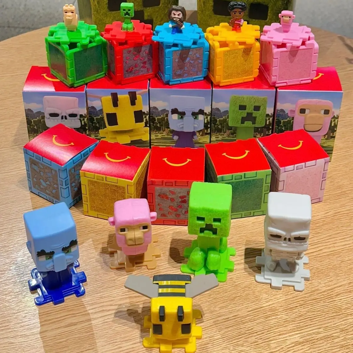 وجبة سعيدة اللعب الزاحف النحل المثير الشكل تحصيل لعبة بكسل نمط دمية سطح المكتب الديكور نموذج حلية هدايا عيد ميلاد الاطفال