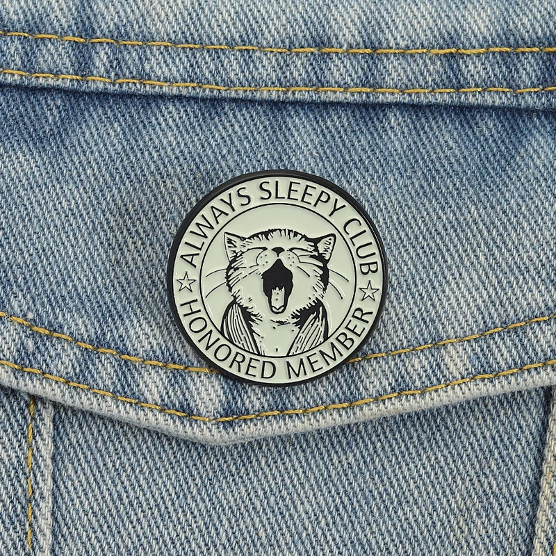 Sleepy Cat Pin ALWAYS SLEEPY CLUB HONORED MEMBER Design Yawning Kitten Brooch for Nap Lovers Bag Jacket Decoration