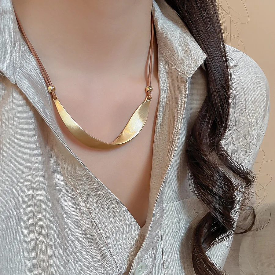 غير المتكافئة قلادة قلادة الحد الأدنى المختنق قلادة المتخصصة الاتجاه طوق العظام سلسلة جهد أنيقة الفاخرة مستوحاة هدية