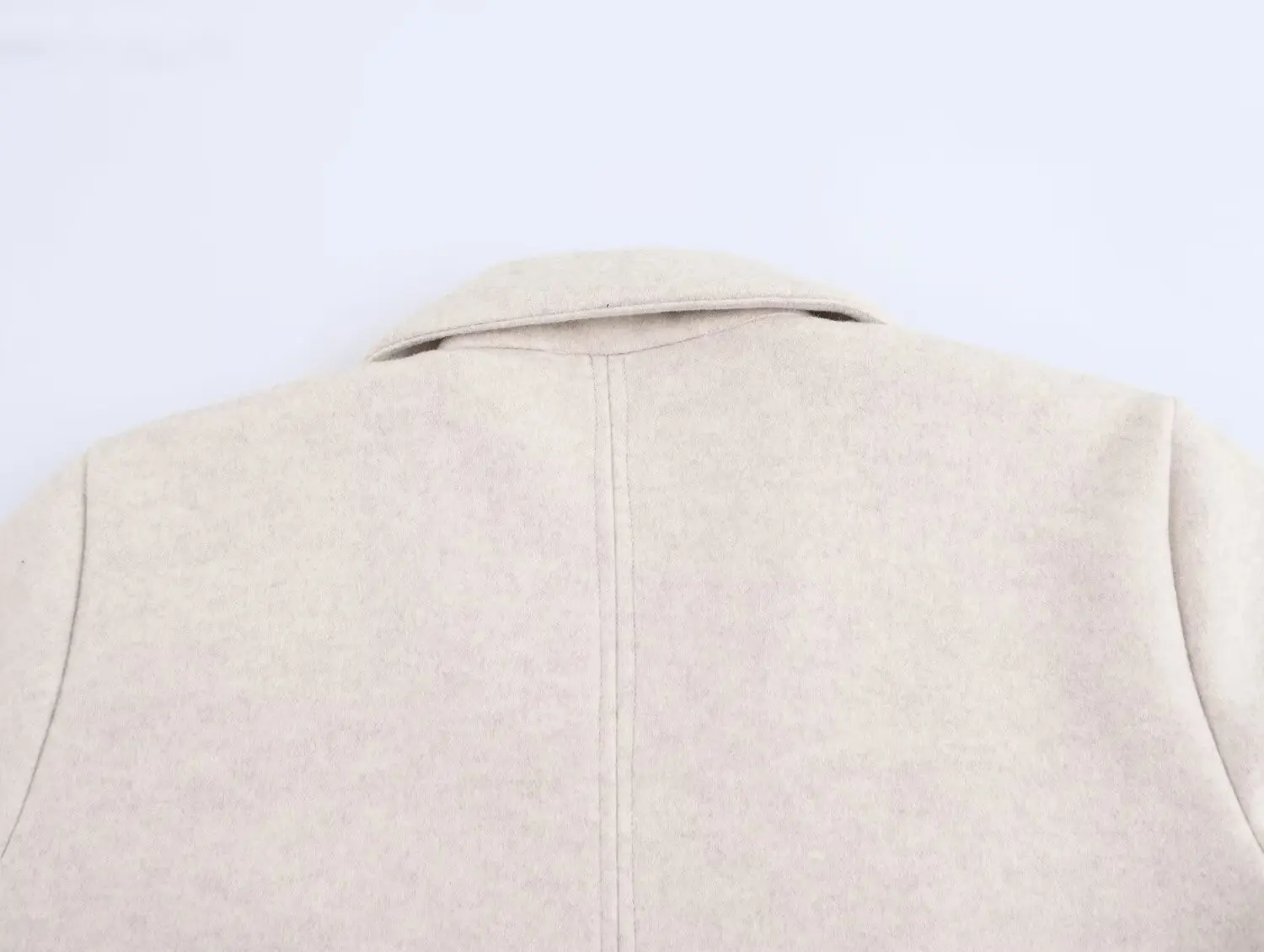 Nowa kolekcja odzieży damskiej 2025: Moda w stylu europejskim i amerykańskim, jednolity kolor, płaszcz o średniej długości z klapami, długi rękaw, rozpinany.