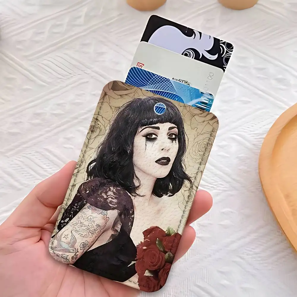 M-Mon L-Lafertes FEMME FATALE Uroczy breloczek do kluczy z motywem kreskówkowym, anime, modny wisiorek, etui na karty identyfikacyjne, karty do drzwi, karty autobusowe