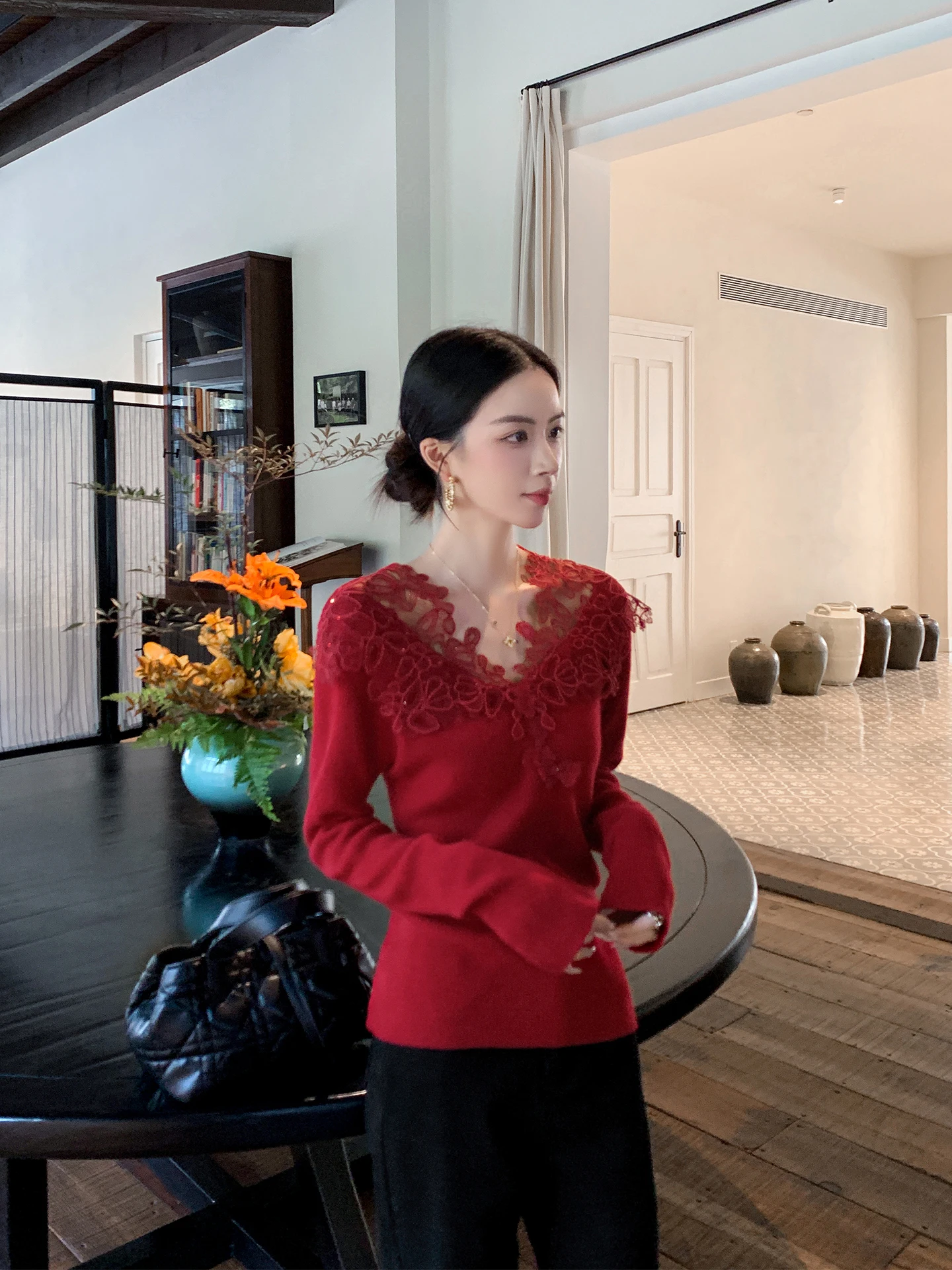 

Красный вязаный свитер Ele для женщин: приталенный, шерстяной, с кружевными вставками, весенняя новинка, комфортный, дышащий, с V-образным вырезом, для повседневной носки