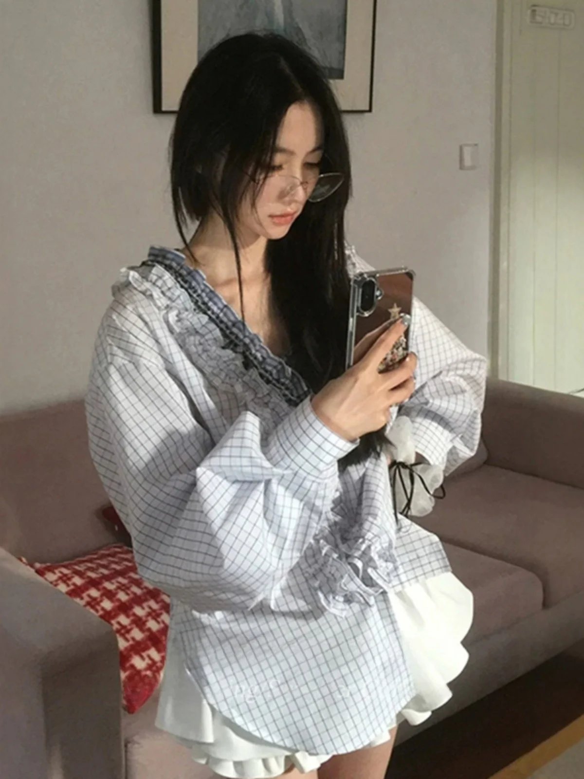 

Женская свободная блузка с V-образным вырезом и длинными рукавами в клетку, весна 2025: модный дизайн, уникальный стиль