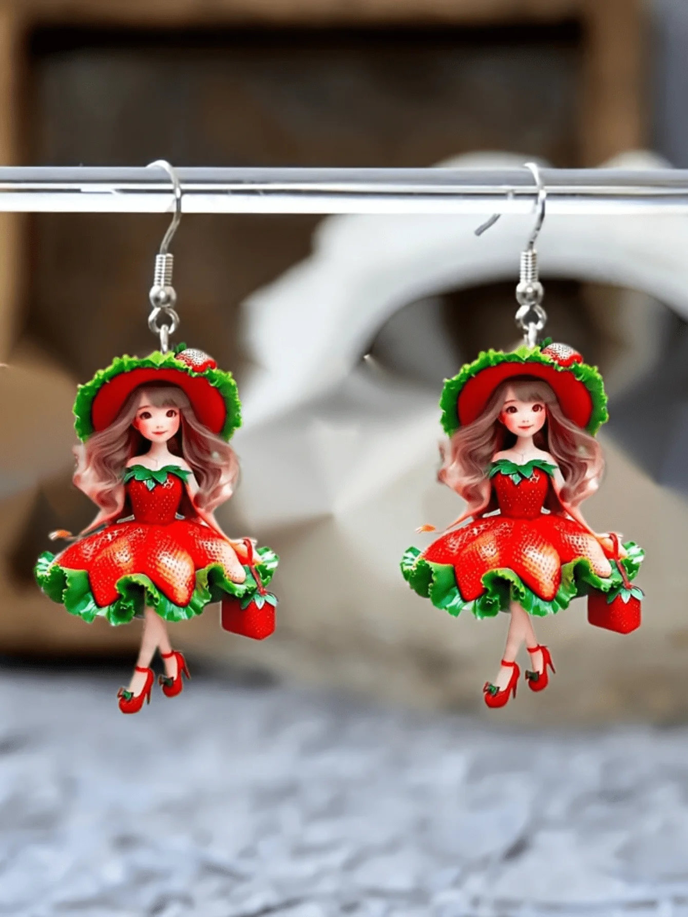 Pendientes de Muñeca con Diseño de Vestido Rojo y Temática de Fresa, Aleación y Resina, para Ocasiones Festivas