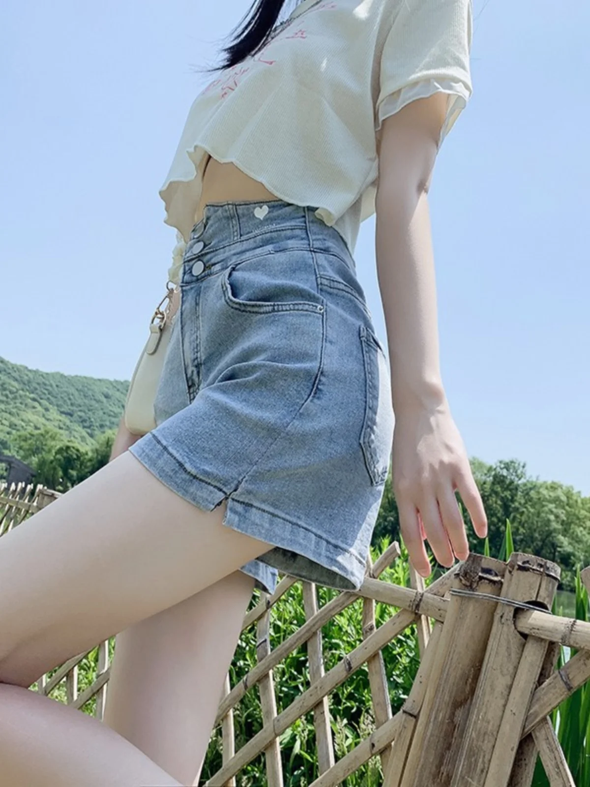 Summer and Autumn Leisure Commuting White High Waisted Denim American Slim Fit A-Line Shorts for Women