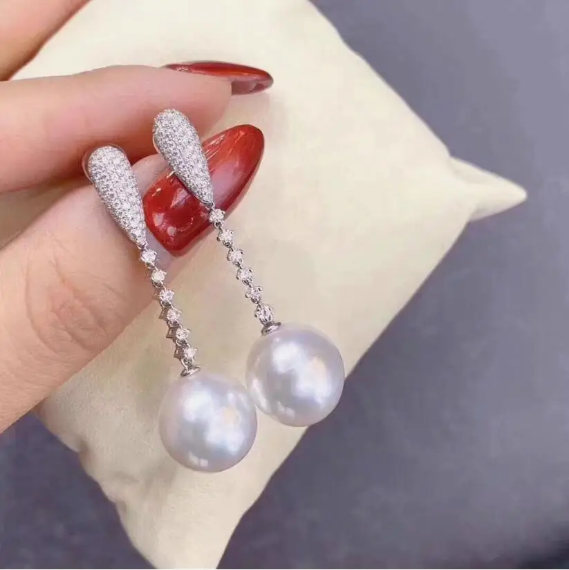 

Великолепные серьги-подвески из белого жемчуга из Южных морей, 10-11 мм и 9-10 мм, из серебра 925 пробы.