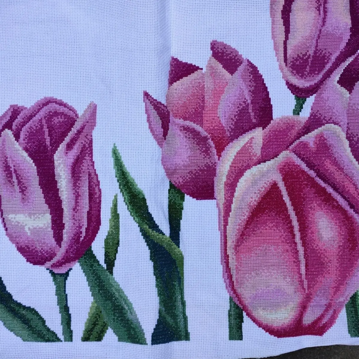 Handmade cross stitch finished product with tulips all over the garden, living room, bedroom, study, wedding, gift, simple