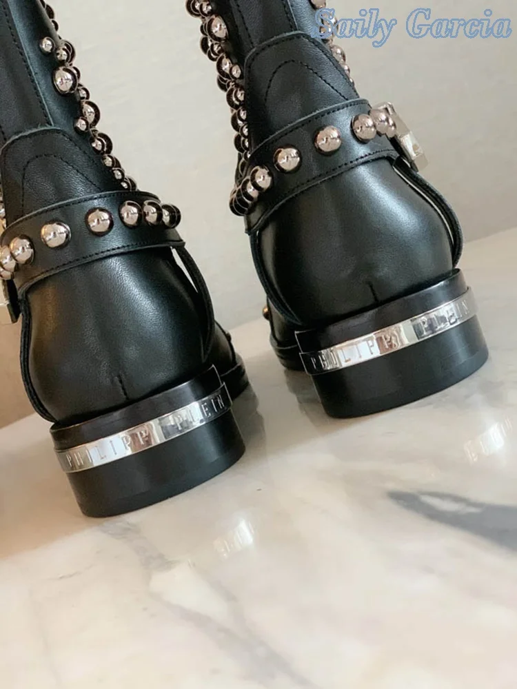 Skull Decoration Leather Stud Designer Boots Ladies Classic Rhinestone Metal Buckle Flat Fashion Winter Punk Haute Couture Shoes