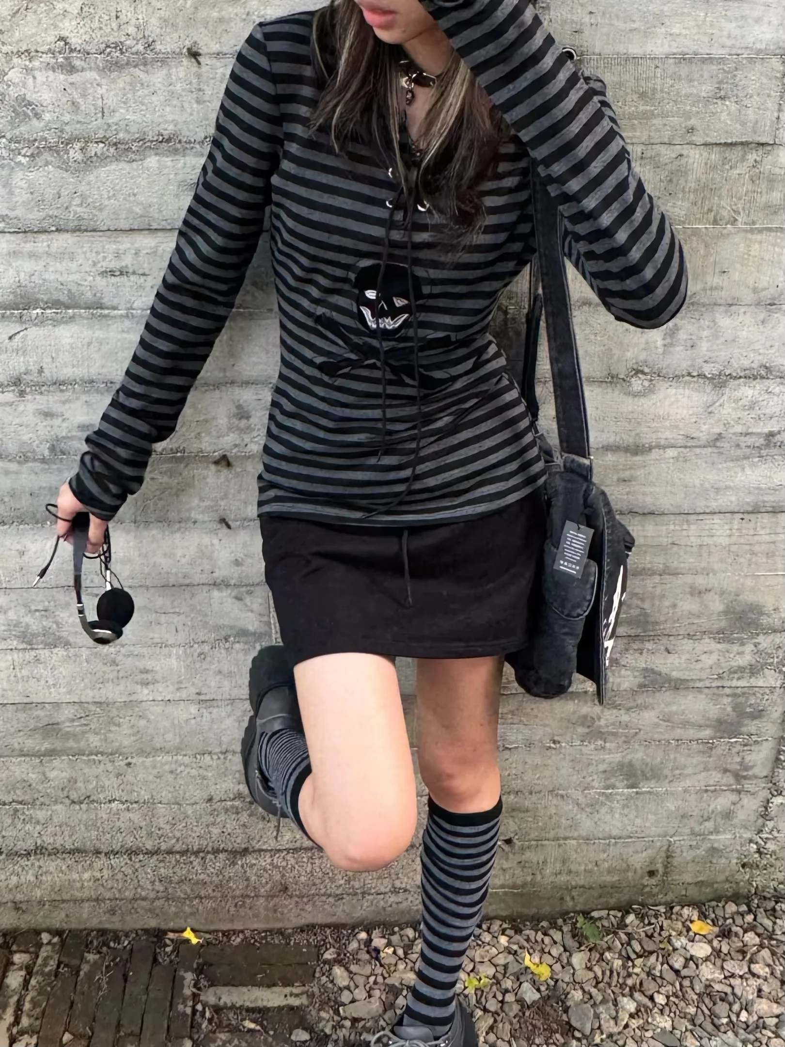 Damen Gothic Punk Gestreiftes Langarm-Oberteil mit V-Ausschnitt, Schnürung, Totenkopf-Applikation, Slim Fit, Emo Grunge Alt Streetwear T-Shirt – Detail 8