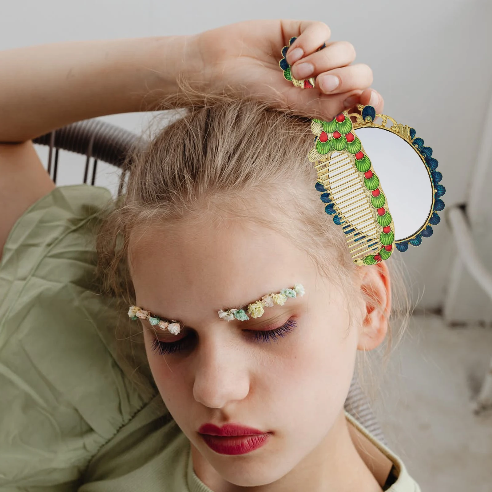 

1Set Portable Mirror with Comb Vintage Style Handheld Makeup Mirror Compact Lightweight Beauty Tool for Women Elegant Peacock