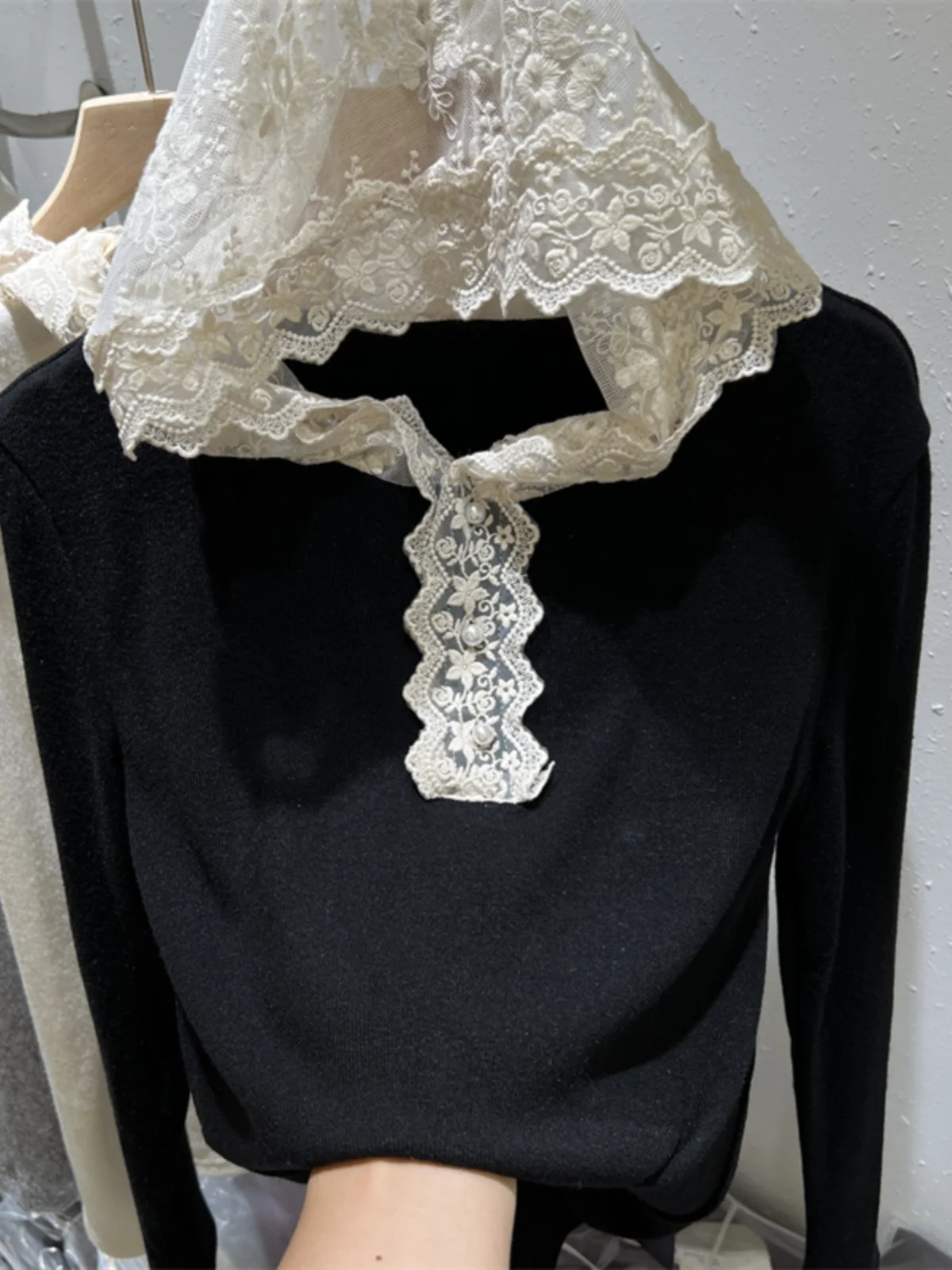 

Модная женская трикотажная футболка с длинным рукавом и кружевной отделкой, осенне-зимняя новинка, базовая кофта-топ