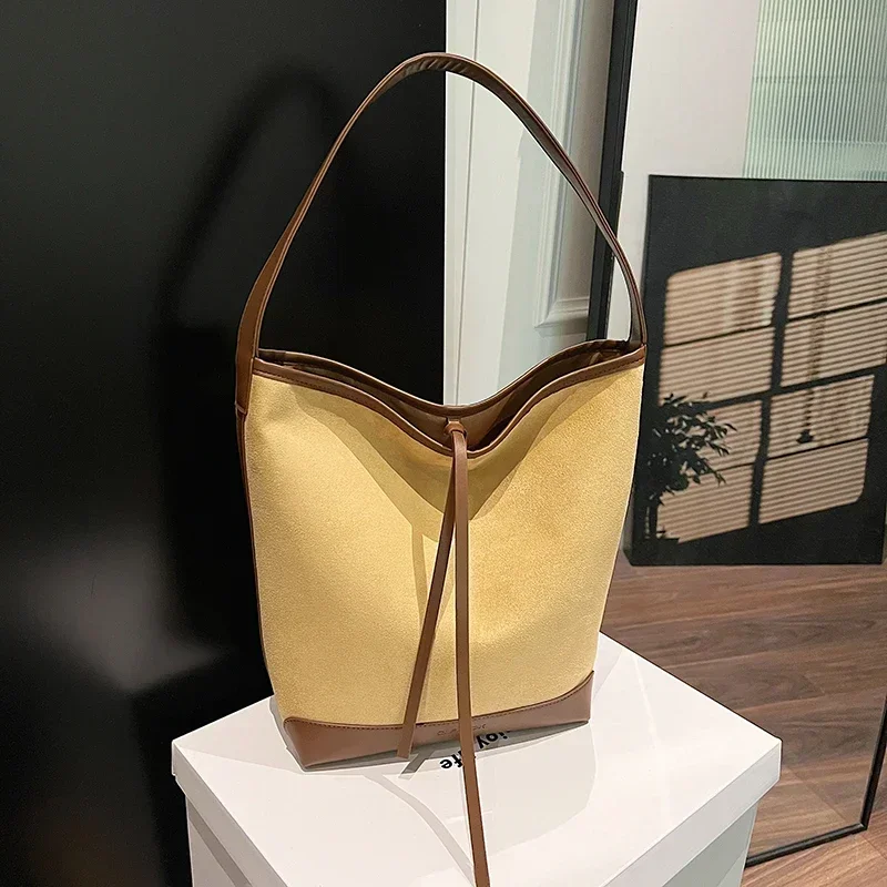 

2024 New High-end Water Bucket Tote Bag Women's Versatile Commuting Bag Large Capacity Lazy Style Shoulder Bag Le Sac Tote