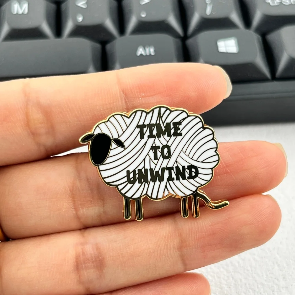Zeit zum Entspannen Metallbrosche Niedliches Schaf Wollknäuel Emaille-Pin Strick- und Häkel-Abzeichen Kleidung Rucksack Anstecknadeln Schmuck Geschenk – Detail 6