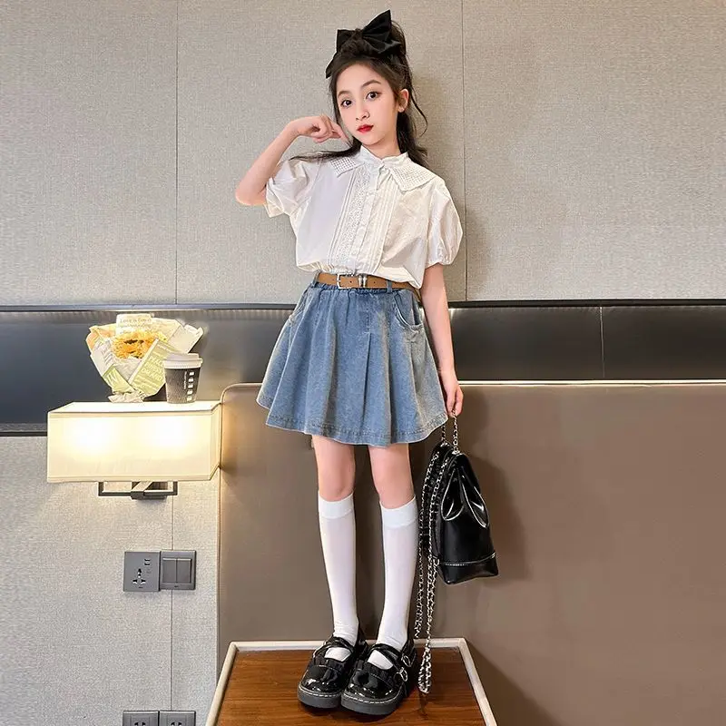 

Комплект из джинсовой юбки и рубашки для девочек, новинка 2026 года, летний наряд из двух предметов: рубашка с коротким рукавом и юбка для старших детей, легкая дышащая одежда