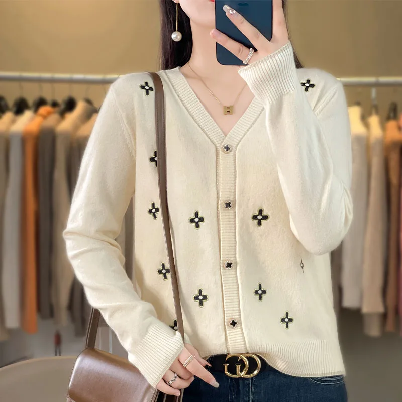 Women\'s boutique high-end sweater knitted cashmere sweater V-neck cardigan long sleeved new cashmere sweater