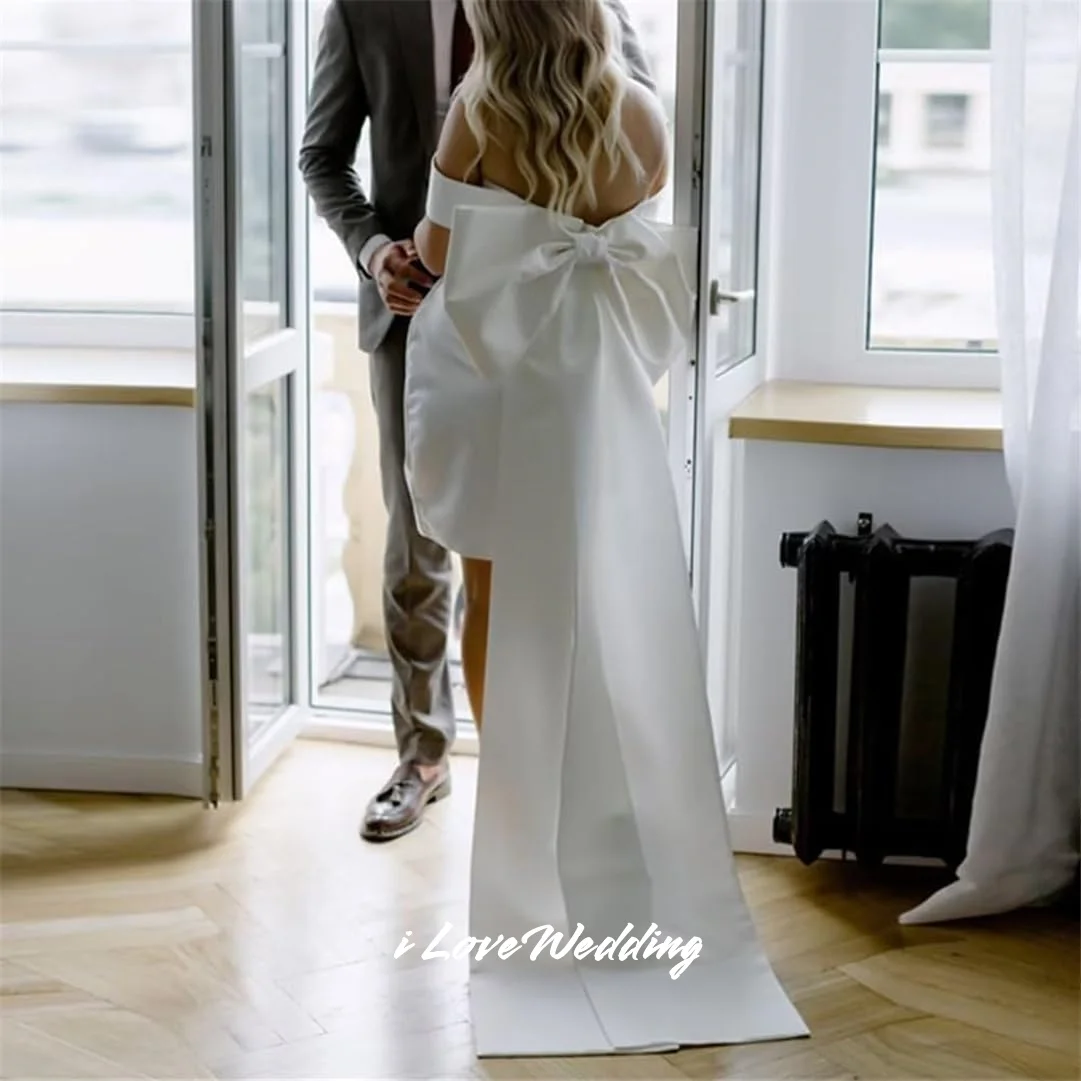 فساتين زفاف بيضاء بدون حمالات 2025 ساتان بدون أكتاف تنورة قصيرة على شكل حرف a من الخلف بفيونكة كبيرة مطوي فساتين حفلات الزفاف حسب الطلب