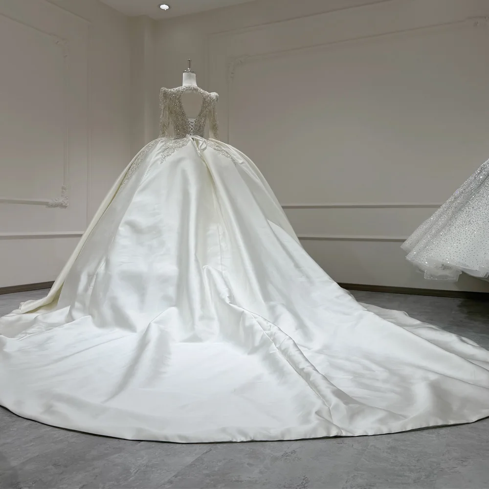 فستان زفاف قابل للتخصيص بياقة على شكل V وأكمام طويلة مع ظهر مفتوح وتطريز وكريستال، تصميم 2026