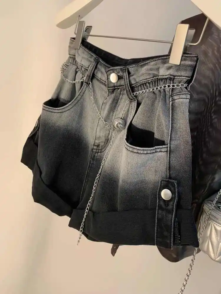 

Новые джинсовые шорты с эффектом потертости и градиентом, с цепочкой, с отворотами, с высокой талией, свободного кроя, в стиле Hot Girl, коллекция Весна-Лето 2026