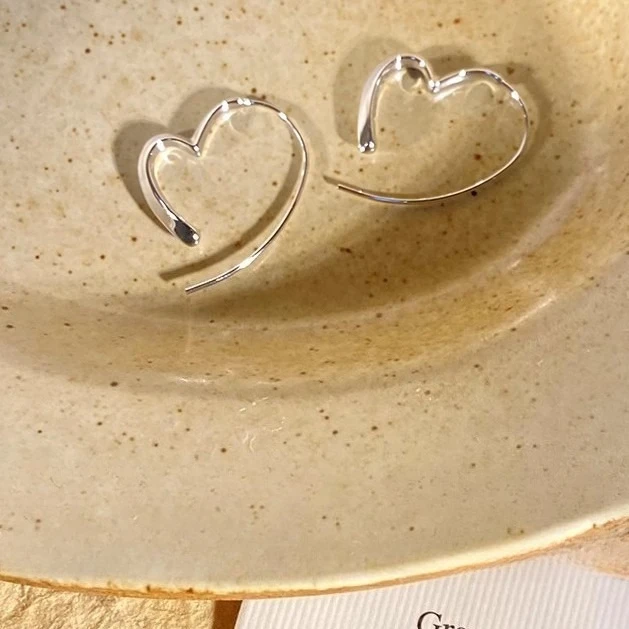 Square and round face simple and cold wind love earrings 2024 new popular temperament versatile stud earrings earrings women