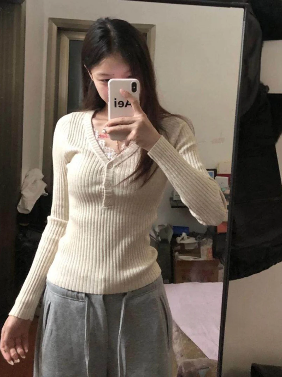 

Новая зимняя женская трикотажная кофта с кружевной отделкой, V-образным вырезом, на пуговицах, облегающая, с длинным рукавом, мягкая и удобная, для девушек