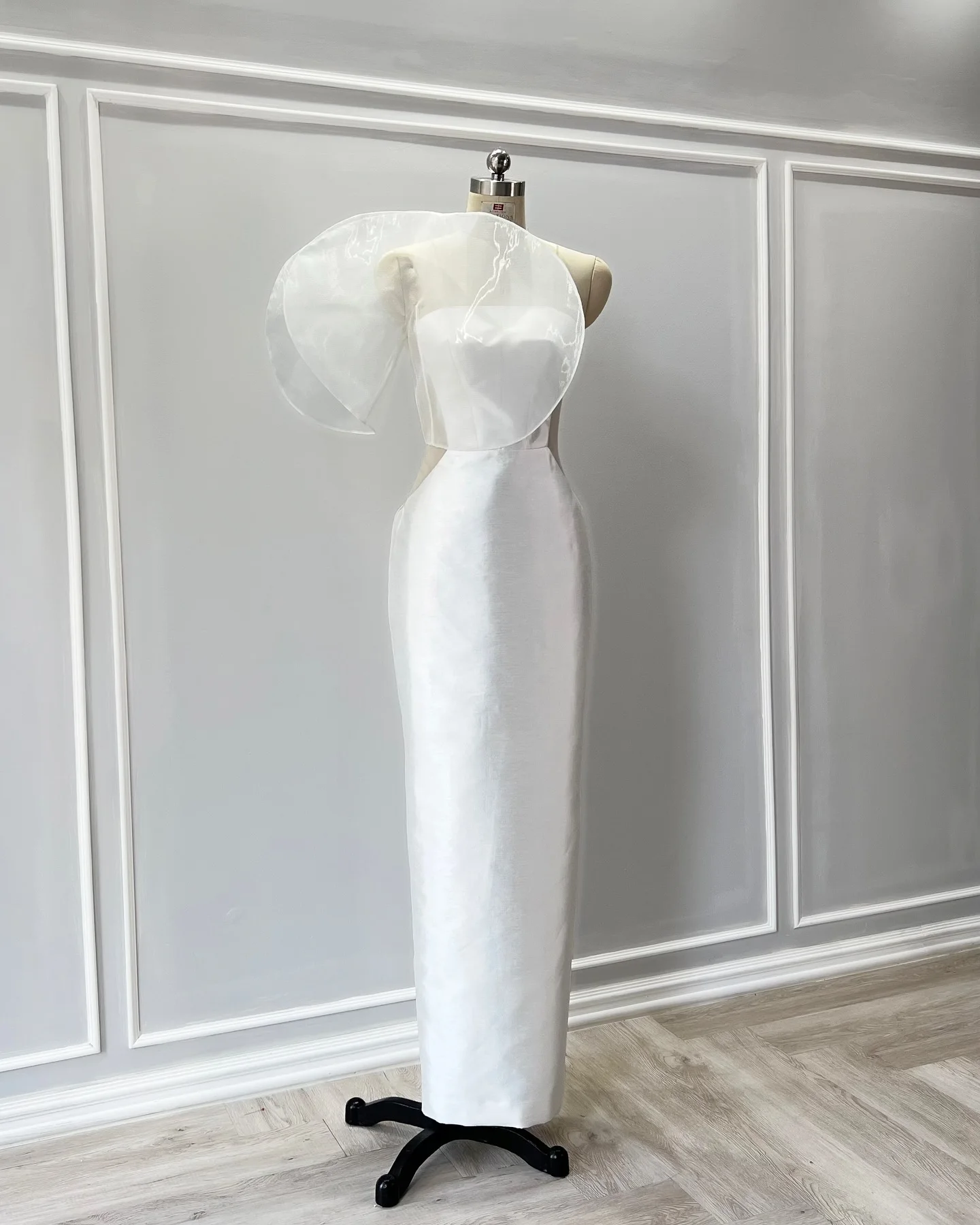 

Customized Sexy Satin Evening Dresses Temperament Sleeveless Strapless Celebrity Gowns Custom Made Special Occasion Gowns