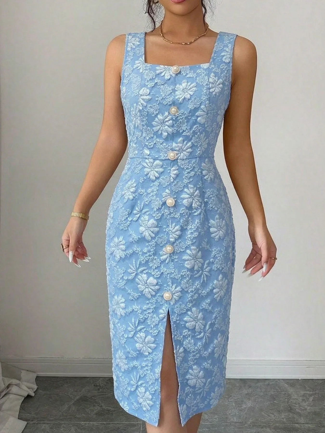 Damen-Midirock mit quadratischem Ausschnitt und einreihiger Knopfleiste aus Jacquard; ärmelloses, figurbetontes Kleid mit Schlitz und Hüftbetonung. – Detail 6