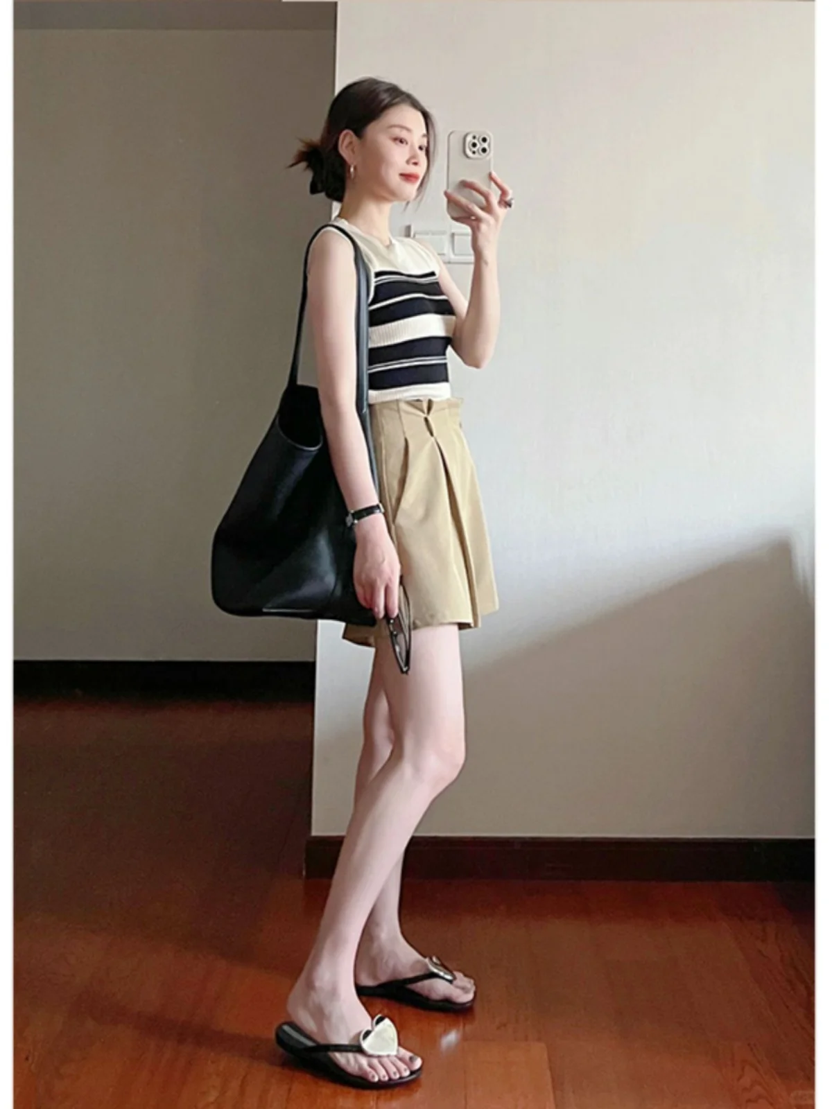 เสื้อกั๊กไหมพรมทรงเข้ารูปสำหรับผู้หญิง สไตล์หวานซ่อนเปรี้ยว สีสันสดใส ลายทาง แฟชั่นทันสมัย