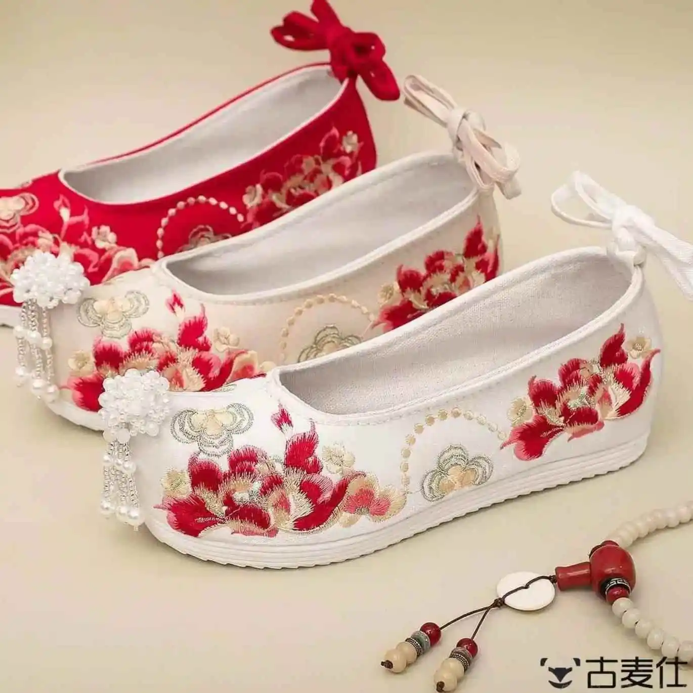 

Elegant Flat Bottom Embroidered Shoes for Women in Traditional Chinese Costume SONG Dynasty Ming Dynasty Style Comfortable Ca...
