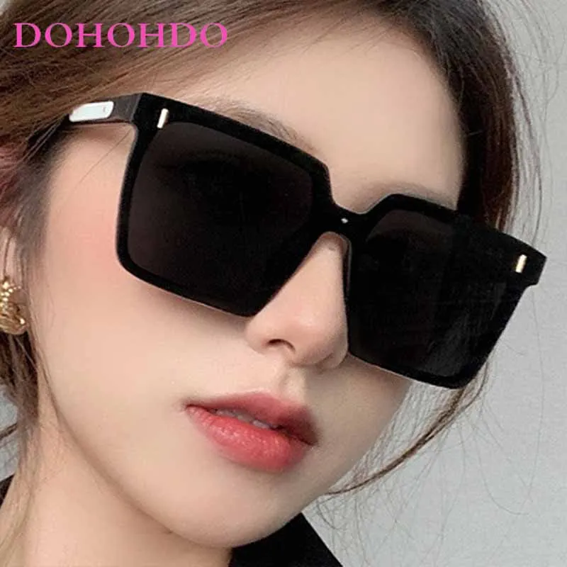 

Classic Rivets Decorate Square Frame Women Sunglasses Fashion Brand Design Outdoor Drive Men Sunglass Shade Travel Eyewear UV400