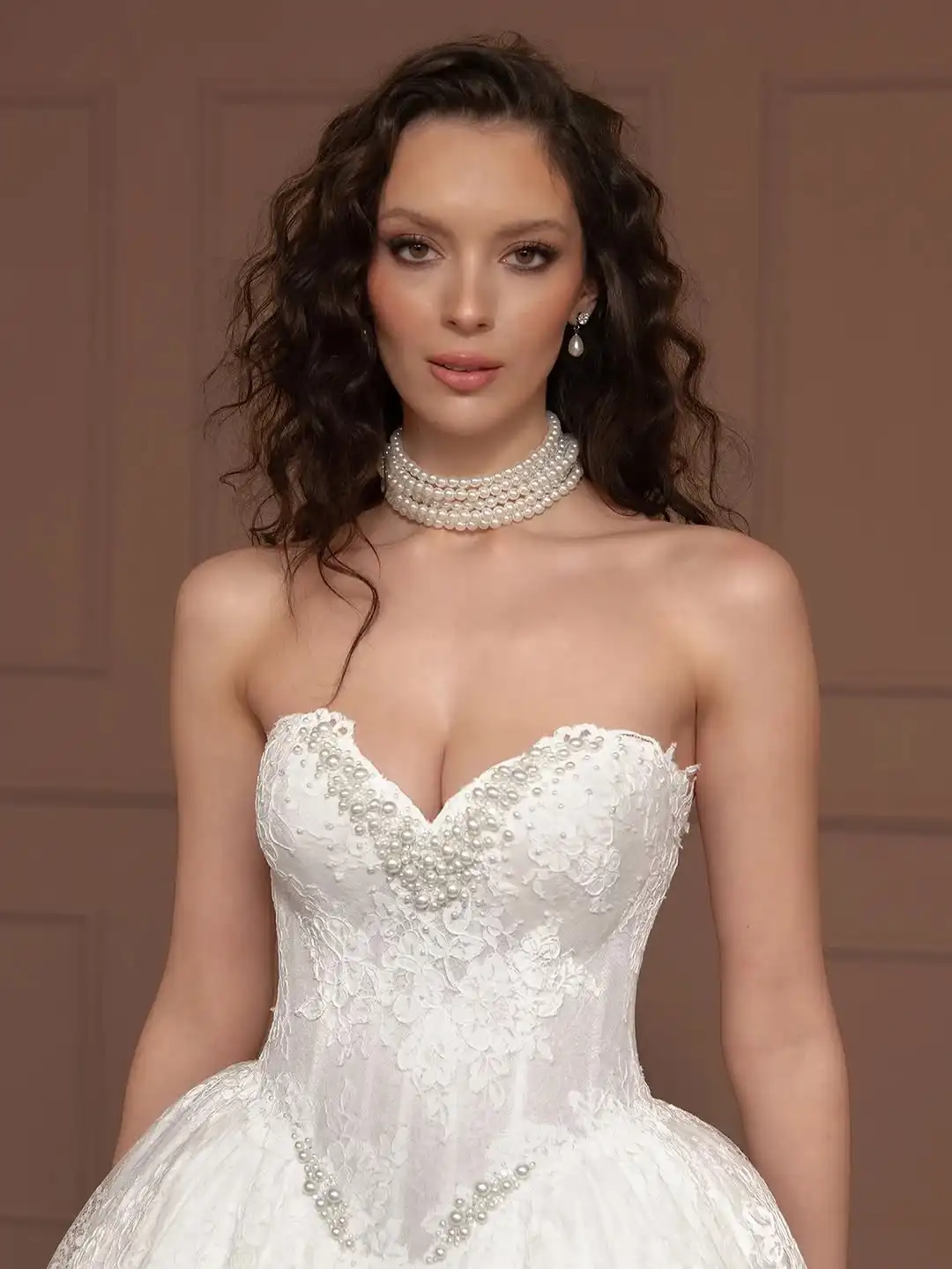 Vestido de novia personalizado elegante con escote corazón, corte A, encaje y cola, con corsé de encaje en la espalda.