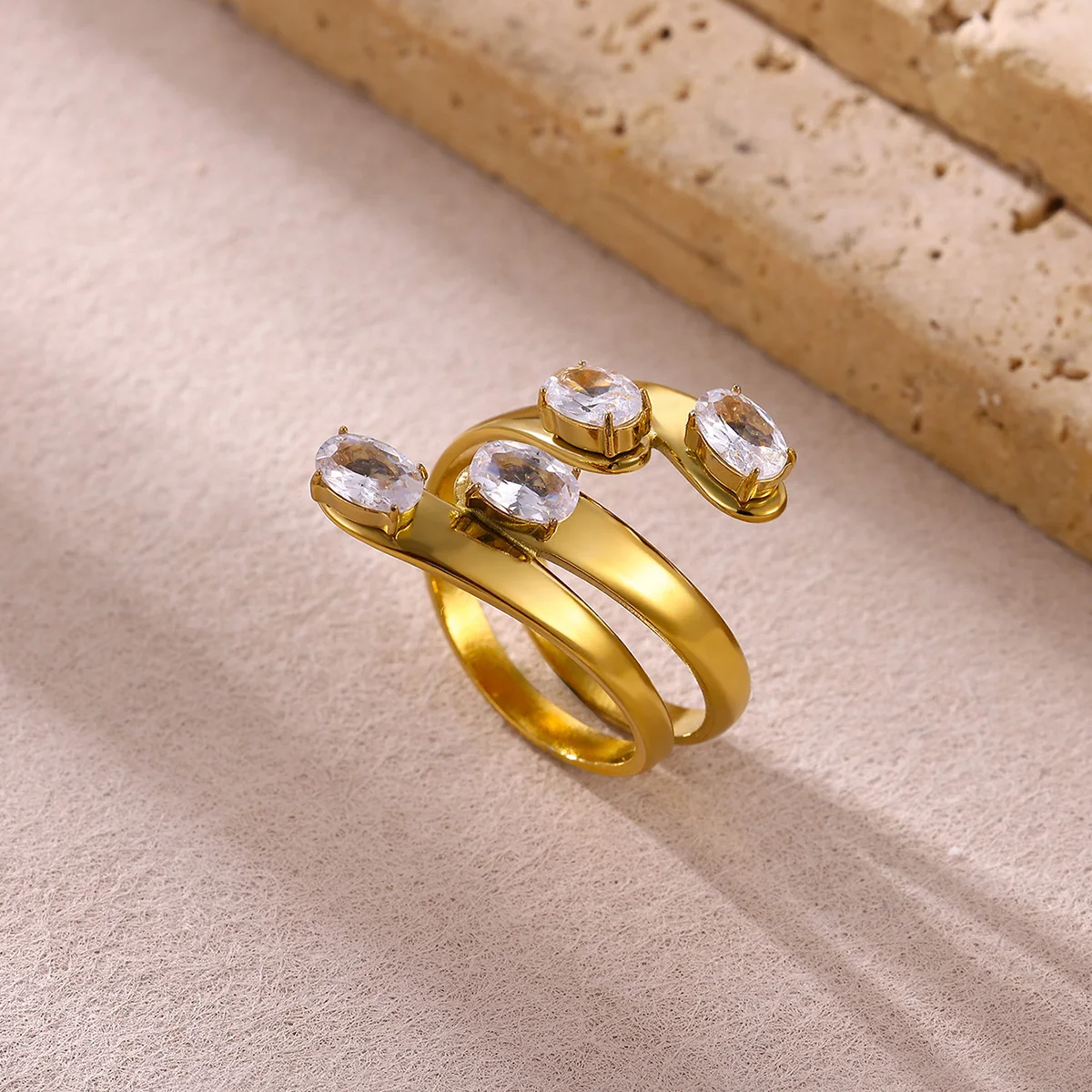 Modische ovale Zirkonringe für Damen in Goldfarbe ‌   Doppelschichtiger geometrischer offener Ring aus Edelstahl, Verlobungs- und Hochzeitsschmuck, Geschenk