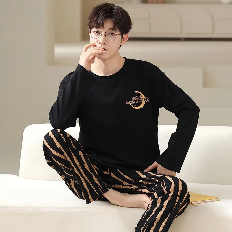 男性用のゆったりとした通気性のあるコットンパジャマ,ラウンドネックの学生用ラウンジウェア,市松模様のストライプのパンツ,シンプル,屋外で着用