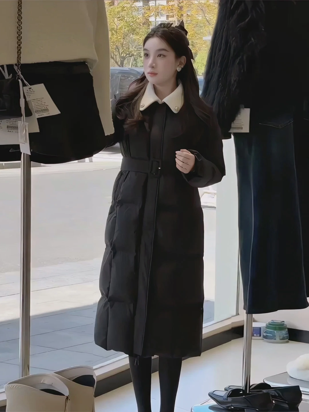 

Женская удлиненная куртка-пуховик с поясом на талии, воротником-хомутом в стиле Хепберн, длинными рукавами