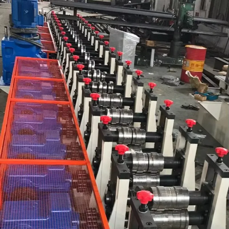 Машина для производства металлических стоек с использованием складских полок