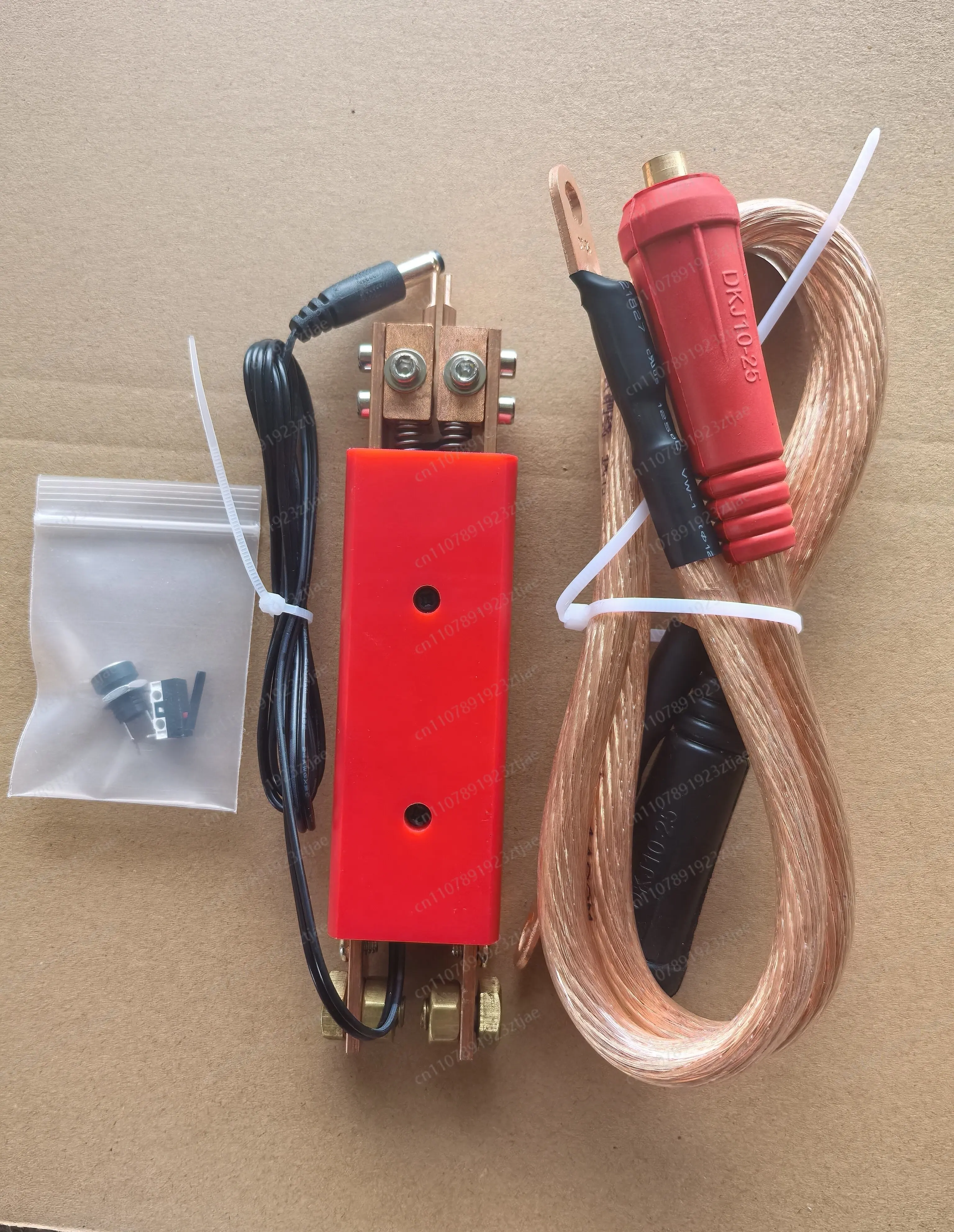 New spot welding machine integrated spot welding pen The new integrated spot welding machine handle is automatically triggered
