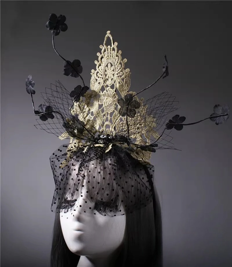 Gouden driehoek overdreven podium catwalk model catwalk decoratie concurrentie mysterieuze sluier haaraccessoires pompeuze hoofddeksel