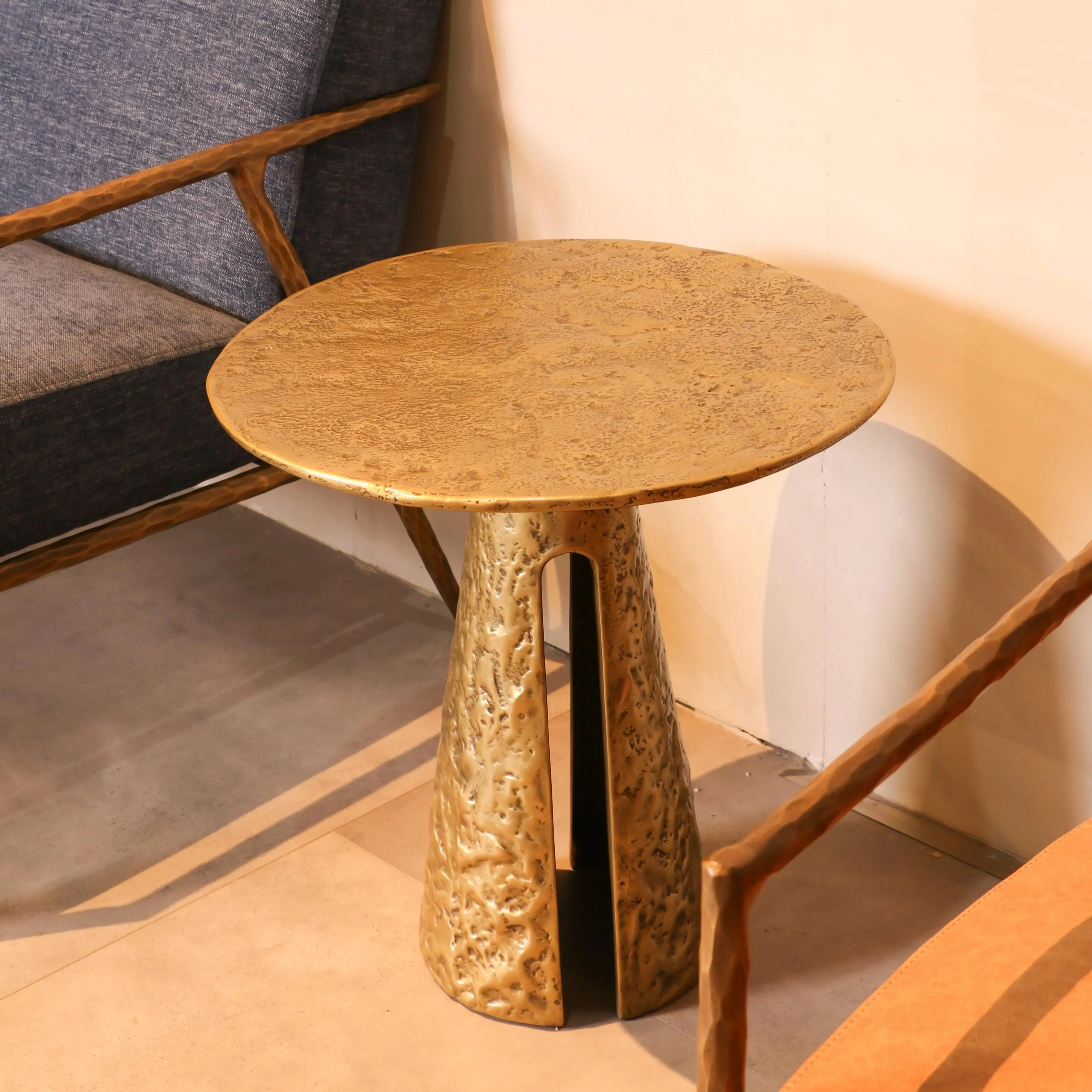 Retro style metal side table classic aluminum alloy small coffee table cigar bar whiskey gold corner table medieval living room
