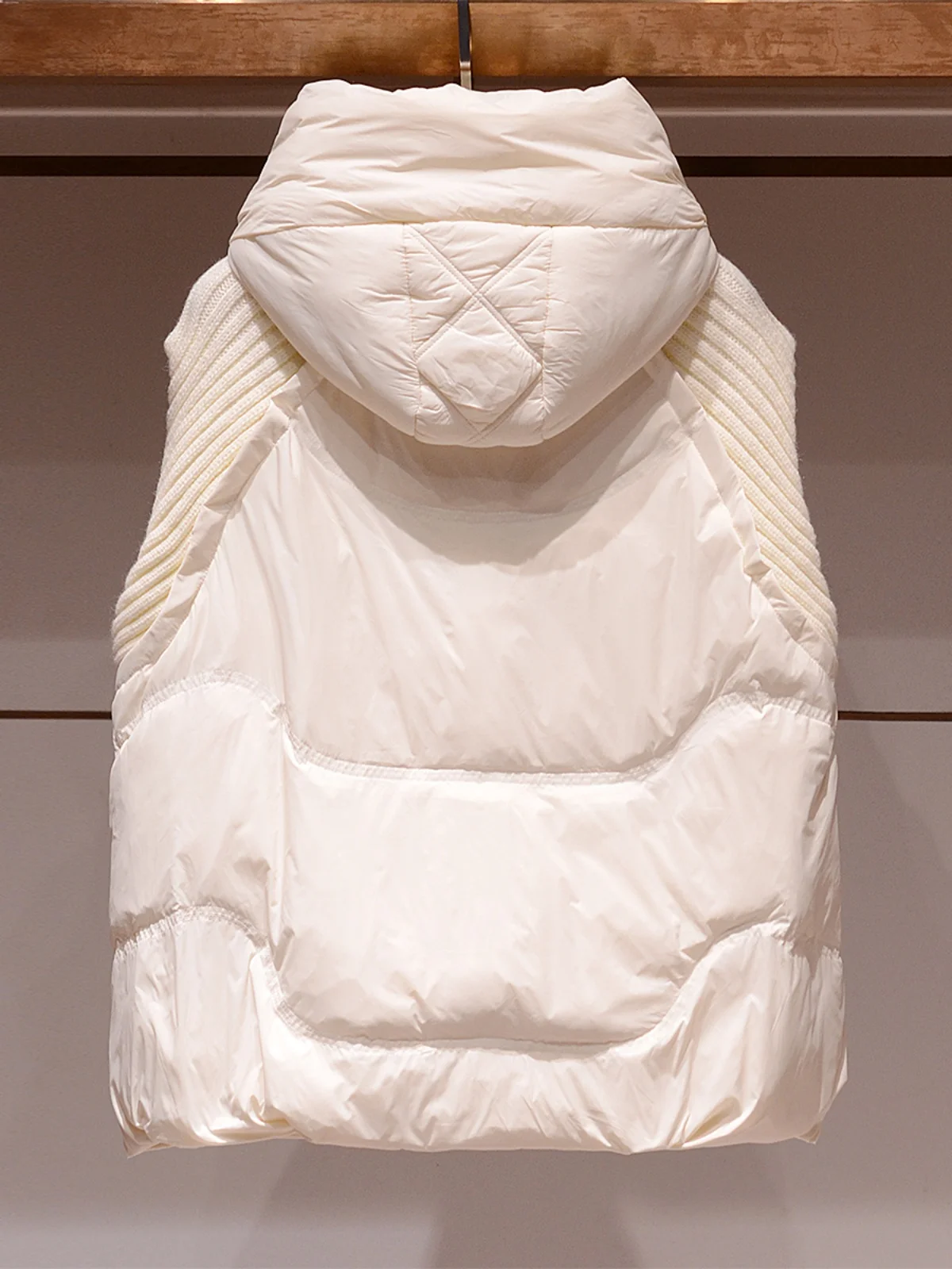 Damska Sensacja Stylu Mała Kamizelka Puchowa Jaet Zimowa Nowość 2025 Z Kapturem, Ozdobiona Diamentami, Odzież Wierzchnia