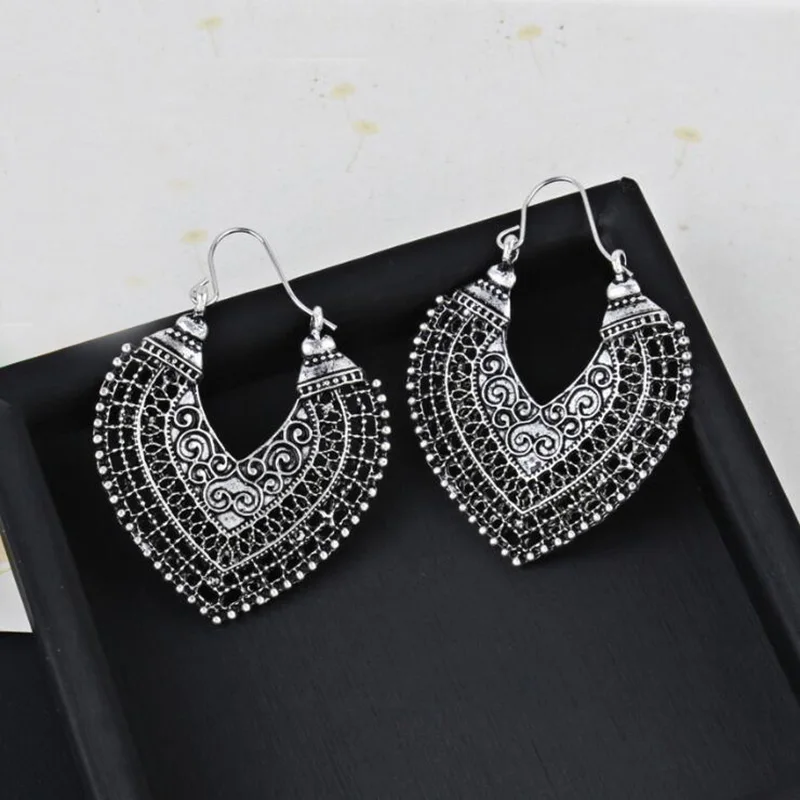 Heart-shaped Carved Hollow Earrings for Women Vintage Ethnic Style Earrings Personality Hanging Earrings Charming Ear  Jewelry