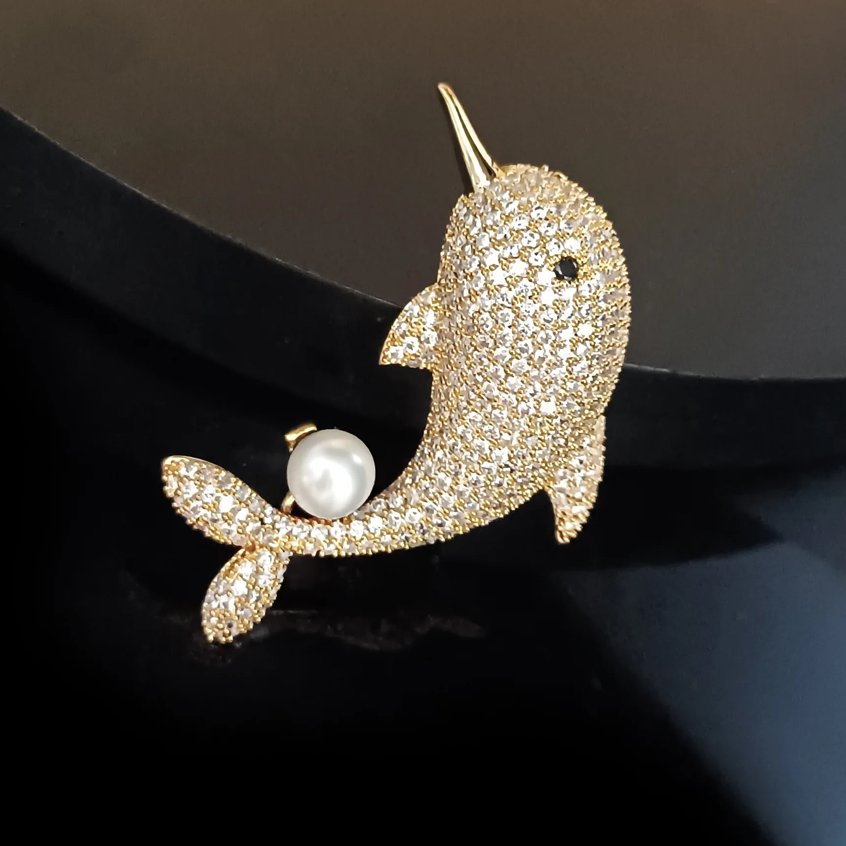 OKILY Elegant Zircon Dolphin Broch with Natural Freshwater Pearl Fashionable Whale Brooch Pin Women's Stylish Brooches Accessory