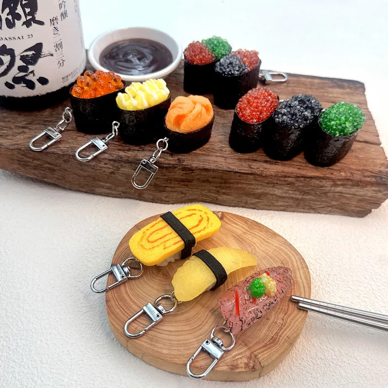LLavero de comida simulada, huevo de pescado japonés, erizo de mar, ensalada de maíz, llavero de Sushi, colgante de bolsa creativo para hombres y mujeres, regalo de cumpleaños