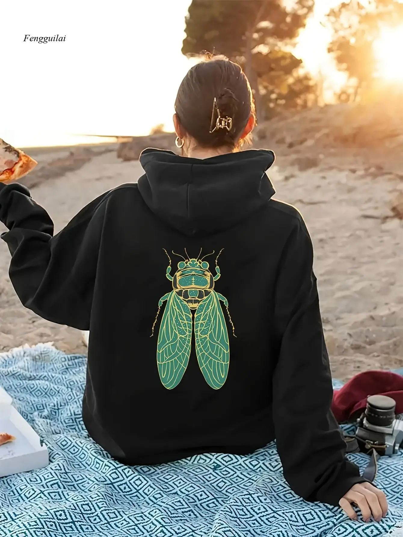 هوديي أسود مع طباعة خلفية الزيز باللونين الأخضر والذهبي - سويت شيرت فضفاض بجيب الكنغر، بلوفر مريح لجميع المواسم