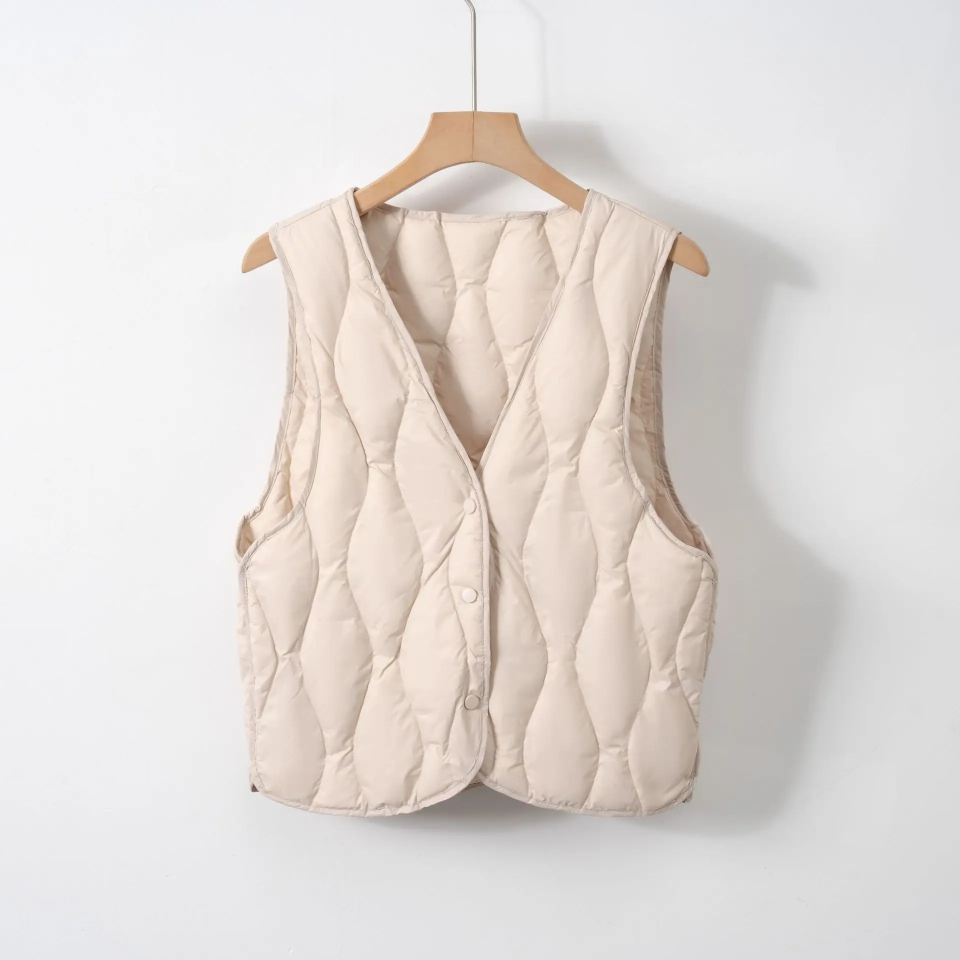 رقبة على شكل حرف V جذابة وقطع مقصوص. هذه السترة خفيفة الوزن هي طبقة أنيقة وتنحيف تحت أي سترة أو وحده. #2