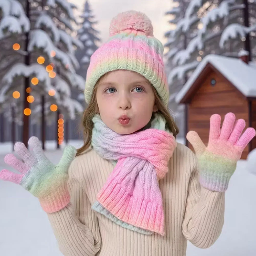 

Детский зимний теплый комплект из трех предметов градиентного цвета: шапка, шарф и перчатки с сенсорным экраном, универсальное тепло, защита от холода и мороза.